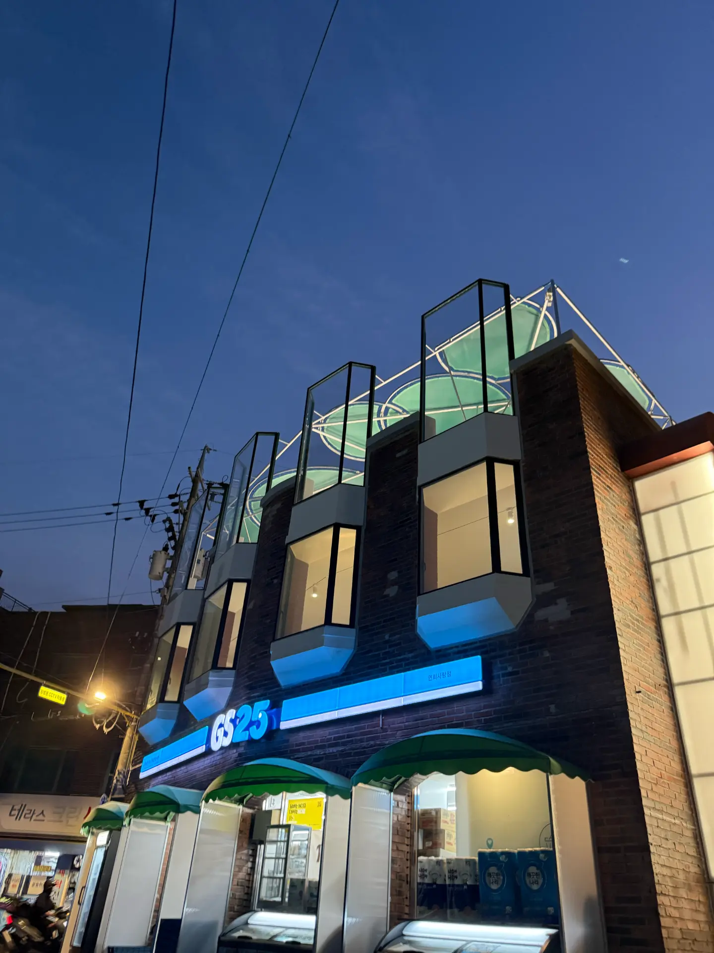 올리그린 야간 건물 전경
